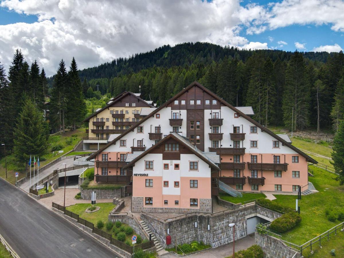 Nevesole Folgarida Resort Aparthotel Exteriör bild